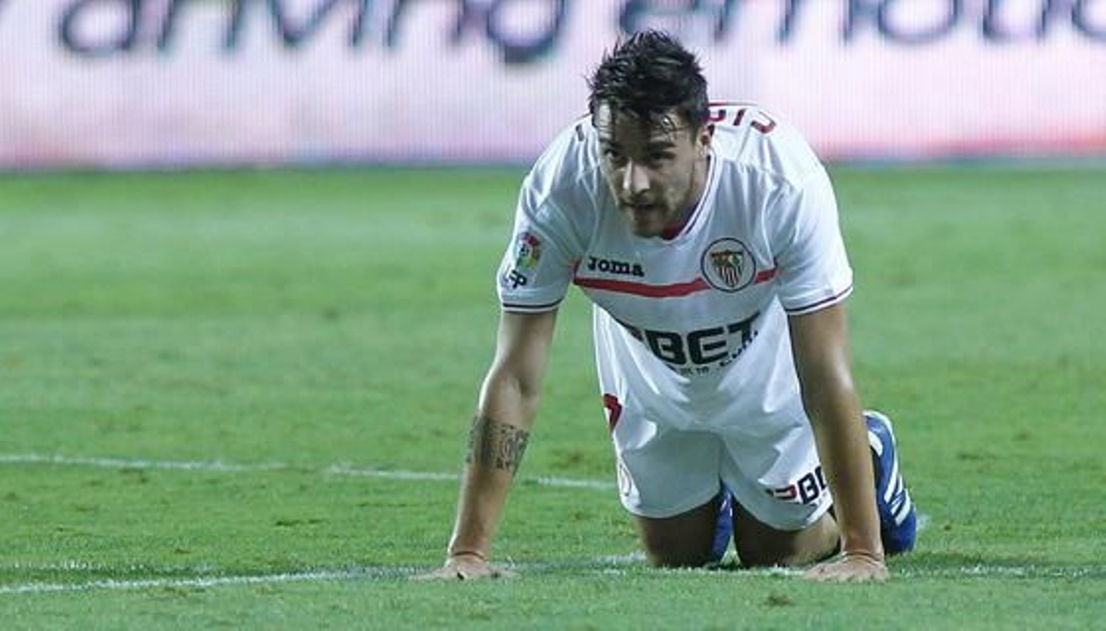 Cigarini se queda en el suelo impotente tras perder una pelota. / Antonio Pizarro