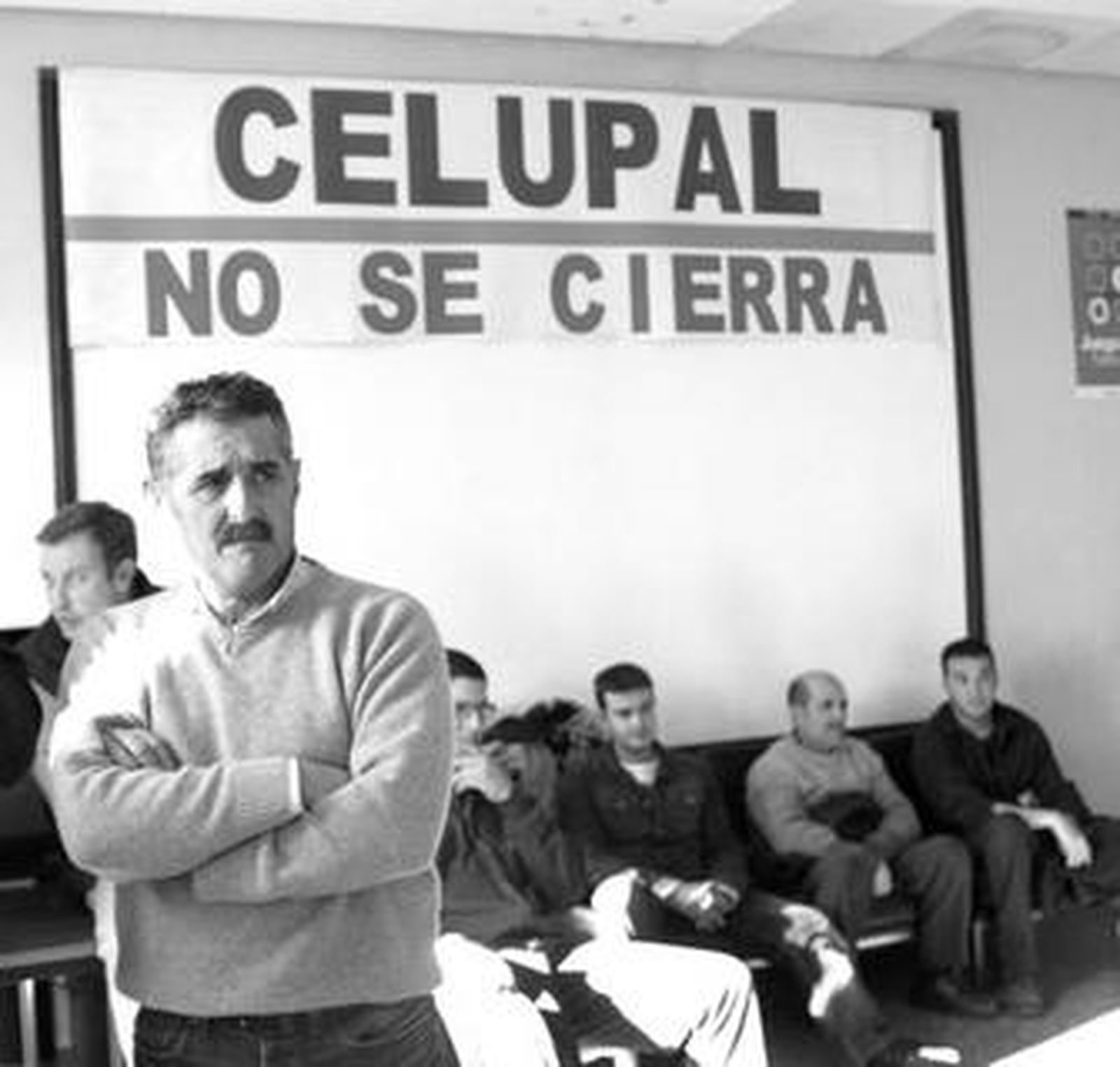 Imagen de trabajadores de Torraspapel antes de la celebración de una asamblea.