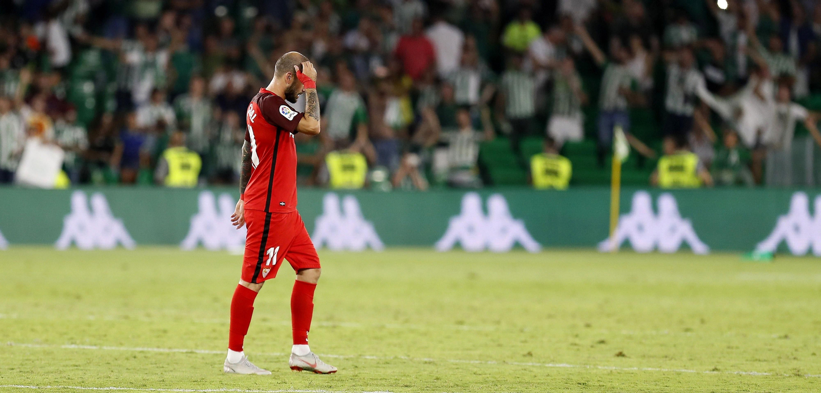 Aleix Vidal abandona el campo en el último Betis-Sevilla.