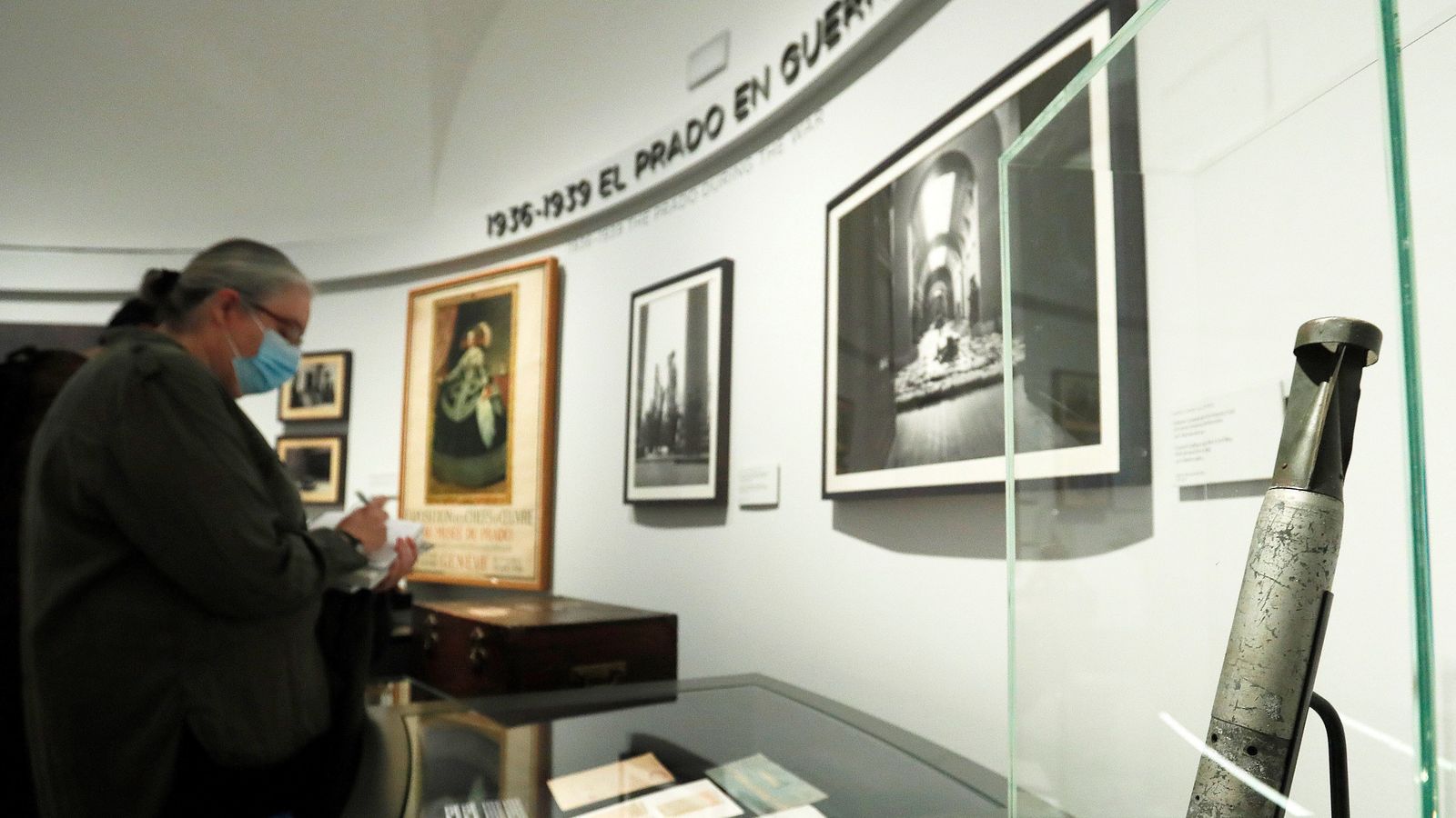 Una bomba que se lanzó al edificio destaca entre las piezas expuestas.