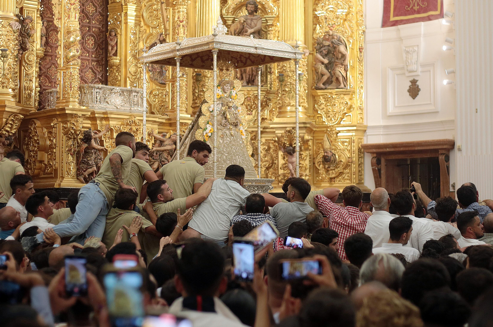 El Rocío 2023: Salto a la reja y procesión de la Virgen del Rocío en imágenes