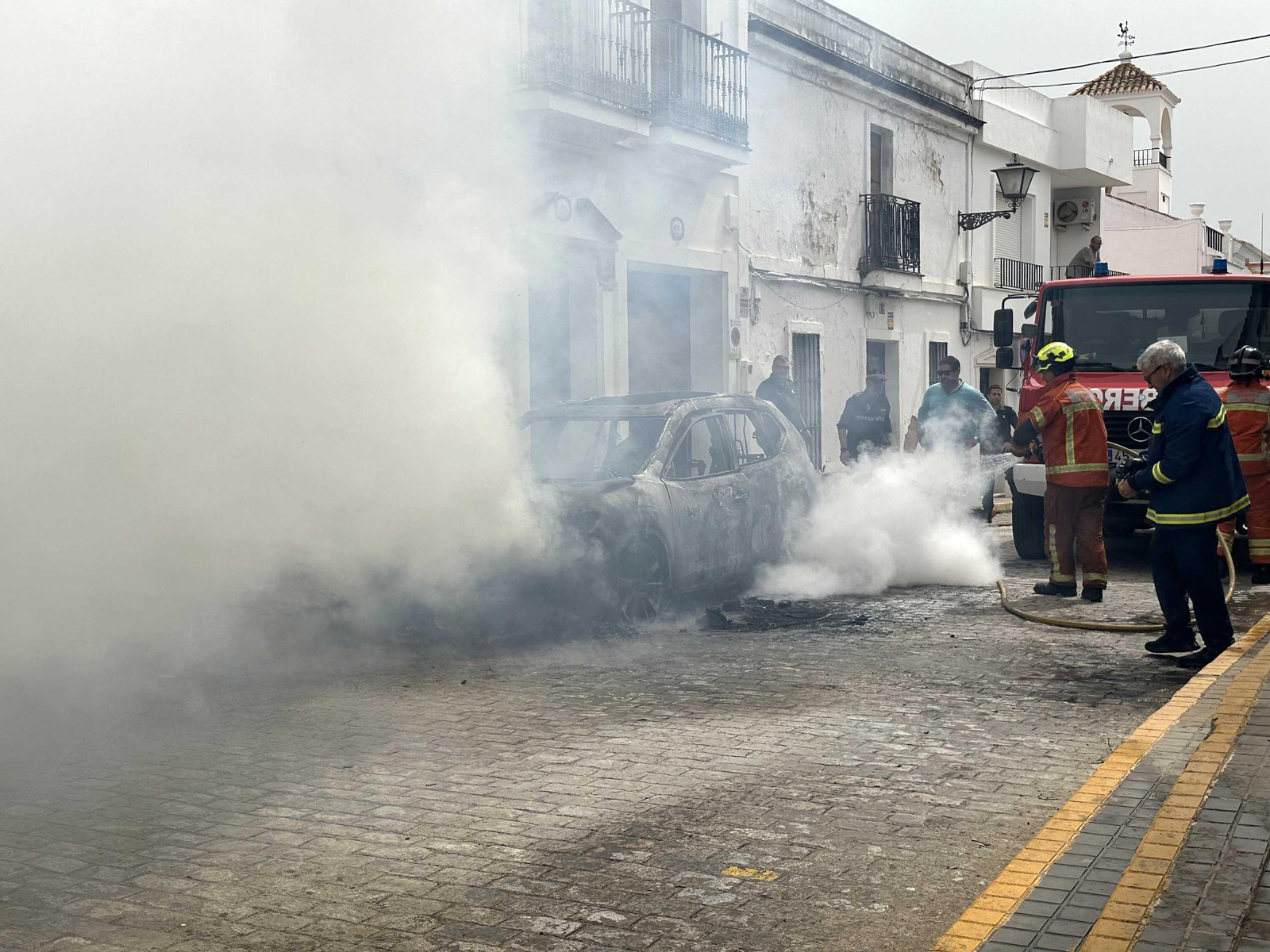 Alarma vecinal en Cartaya por el incendio de un coche: así han sofocado las llamas Policía Local, Guardia Civil y Bomberos