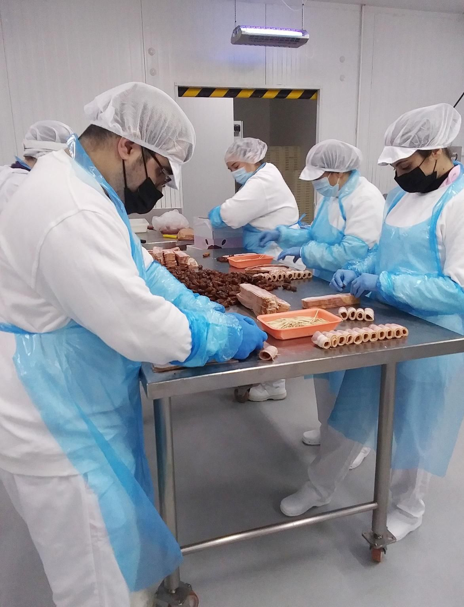 Empleados en La Perla Food.