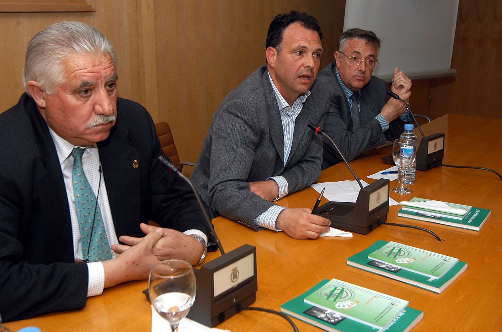 Antonio Mendoza, junto a Joaquín Caparrós y el periodista Benito Castellanos.