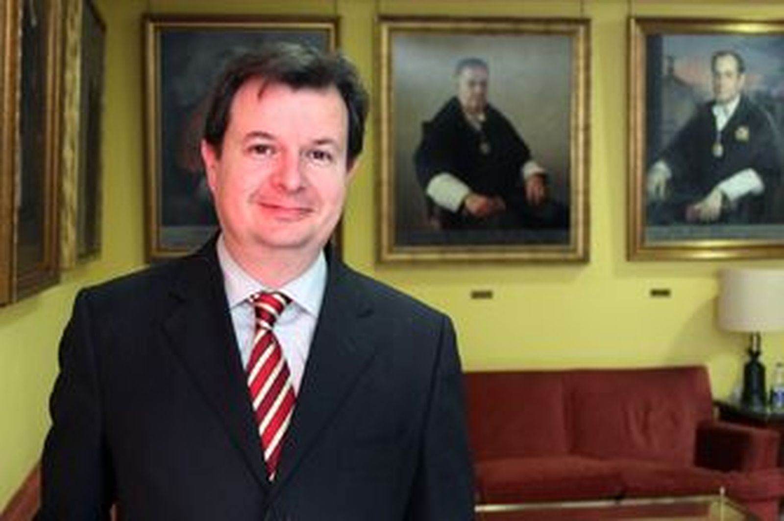 Al frente de los futuros arquitectos