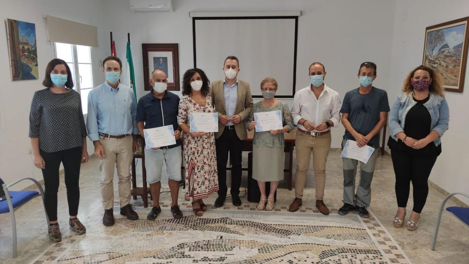 Celebración del día del mayor en Zahara de la Sierra, con una de las mujeres que participa en el libro de recetas.
