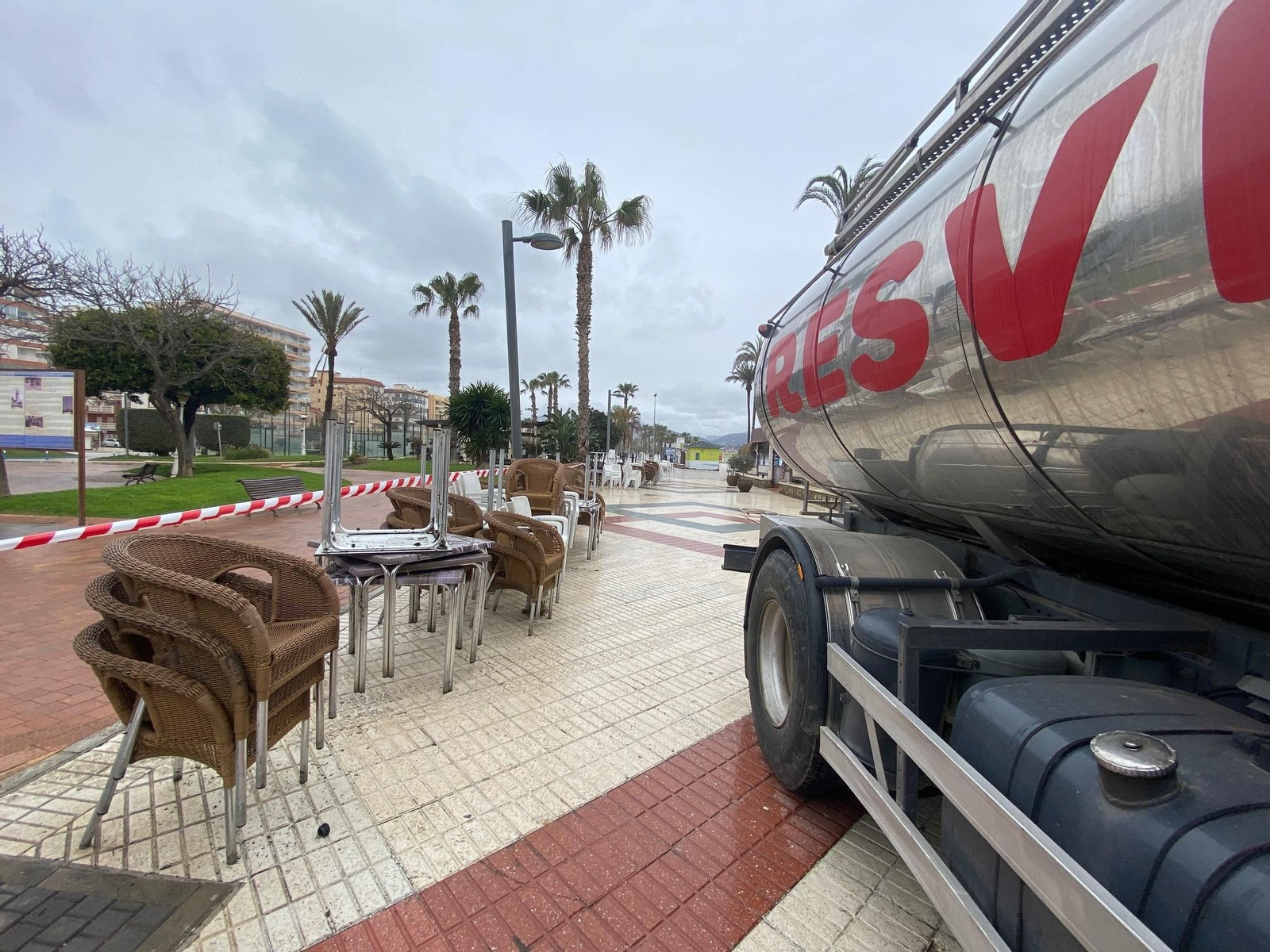 Los destrozos del temporal en las playas de la Axarquía, en fotos