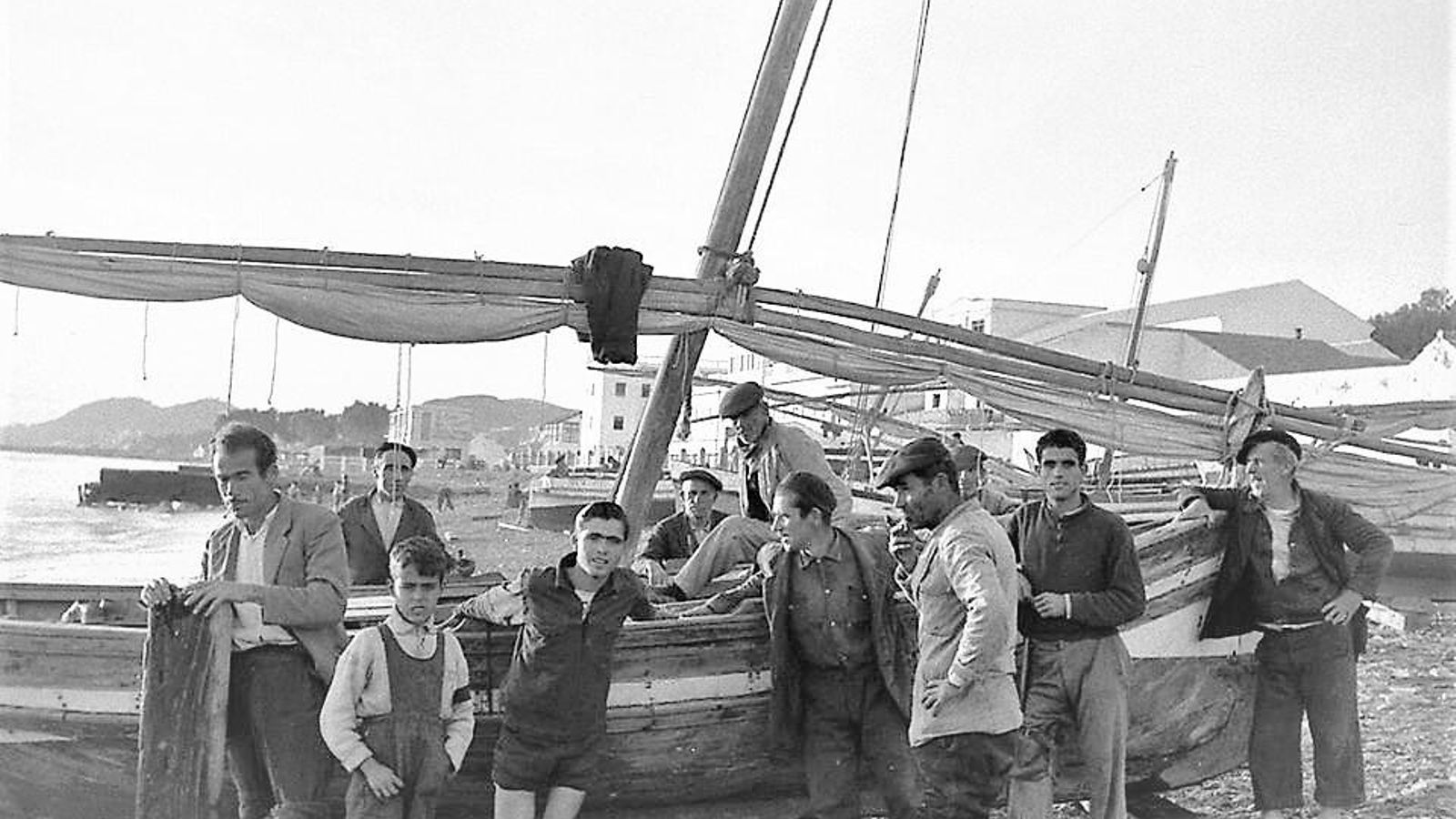 Pescaderos en la playa de El Palo en 1957.