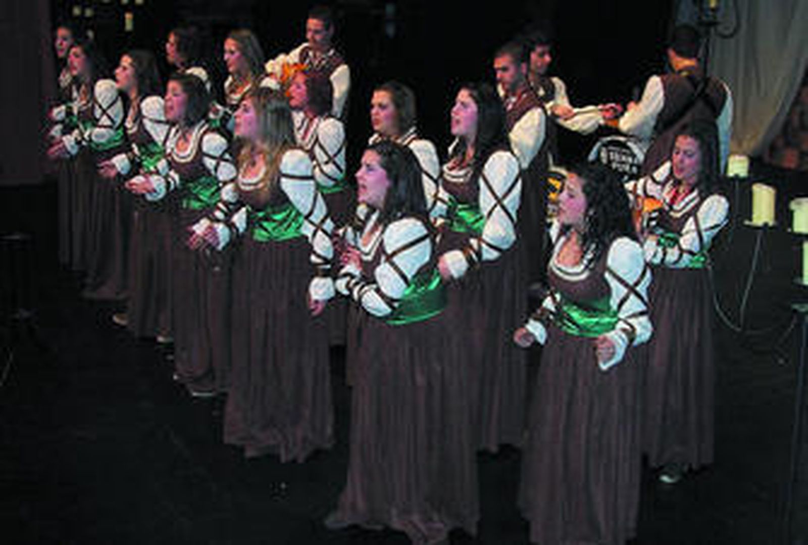 La comparsa mixta que dirige Ana Cera, durante un momento de su actuación.