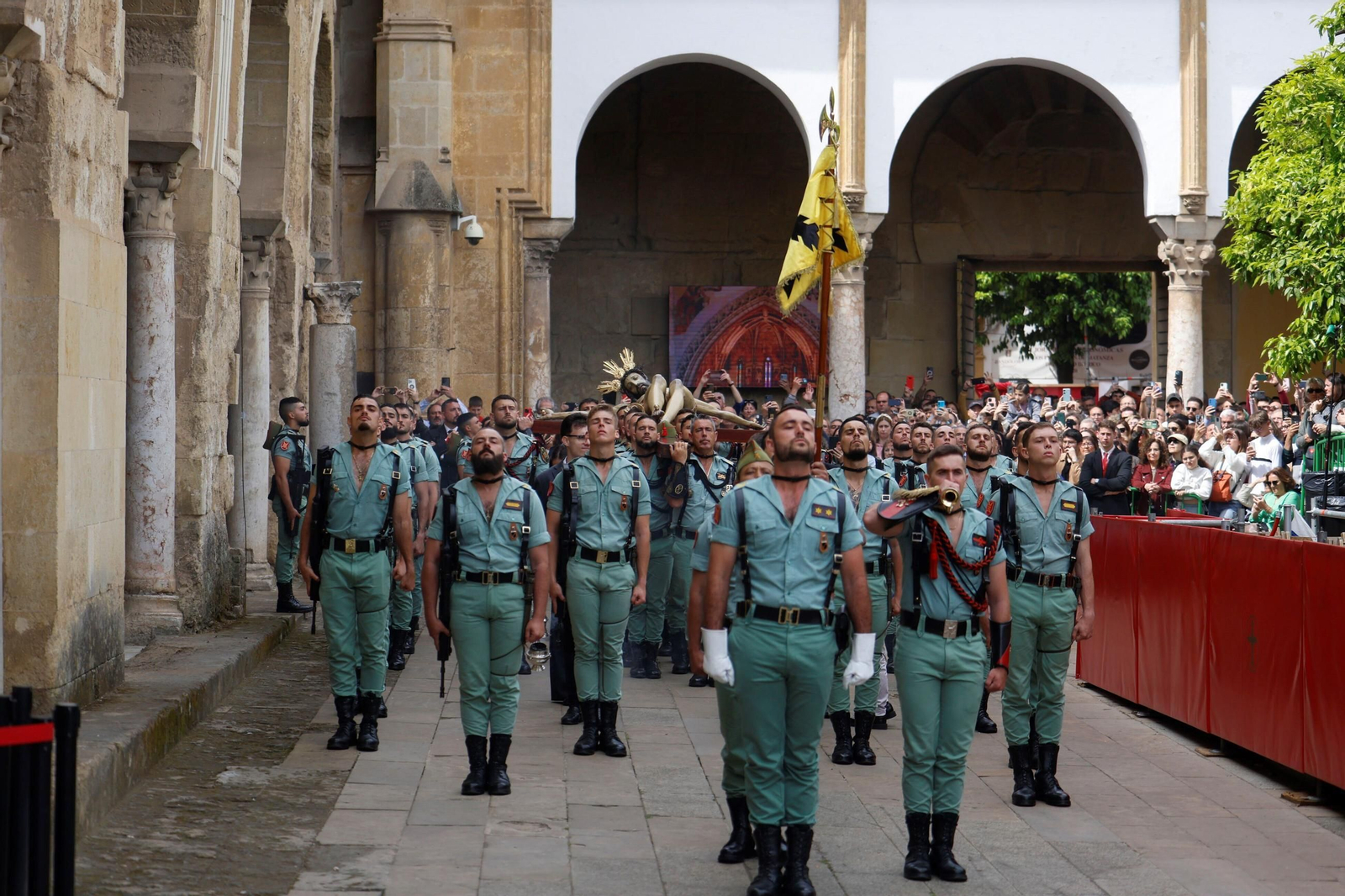 El vía crucis de la Caridad con la Legión en el Viernes Santo de Córdoba, en imágenes