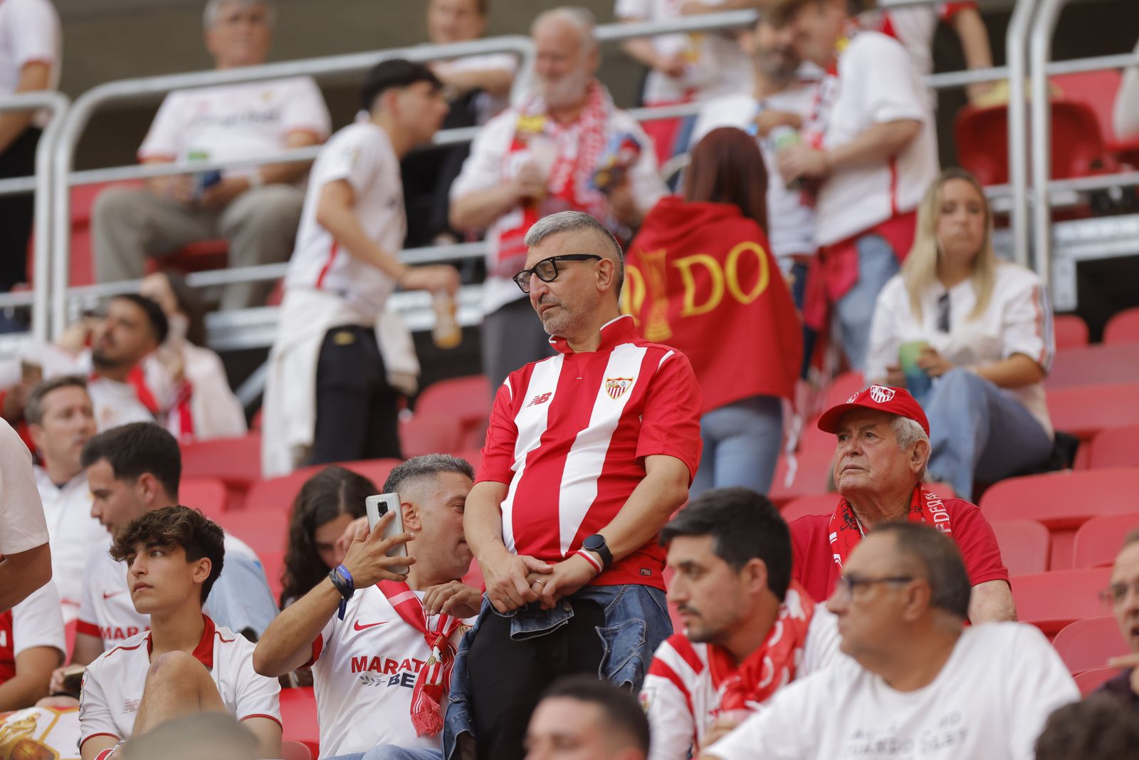 Búscate en las fotos del Sevilla-Roma