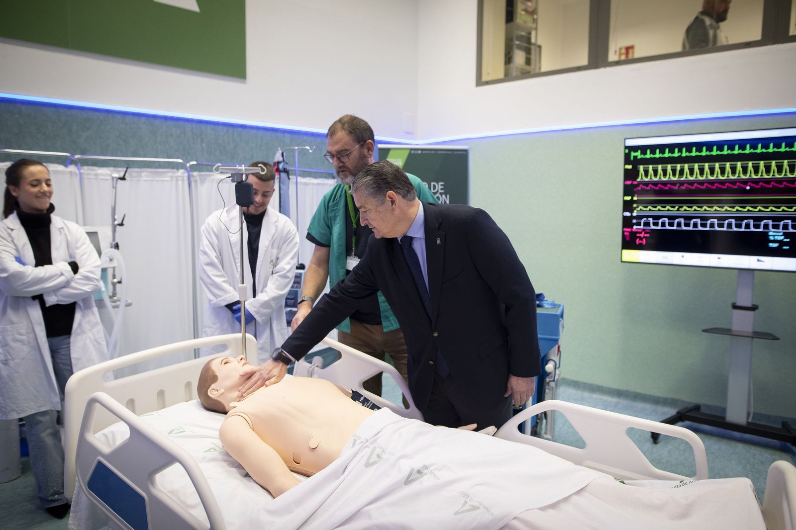 El consejero de Sanidad, Antonio Sanz, visita Granada.