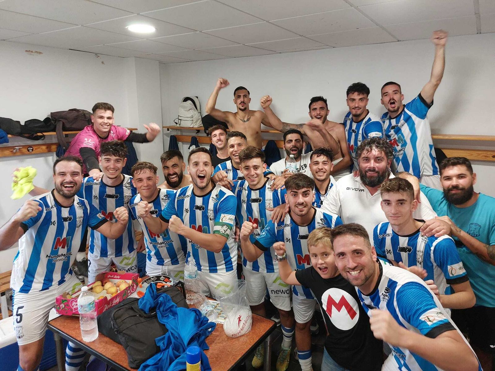 Los jugadores del Jerez Industrial celebran su triunfo en El Rosal.