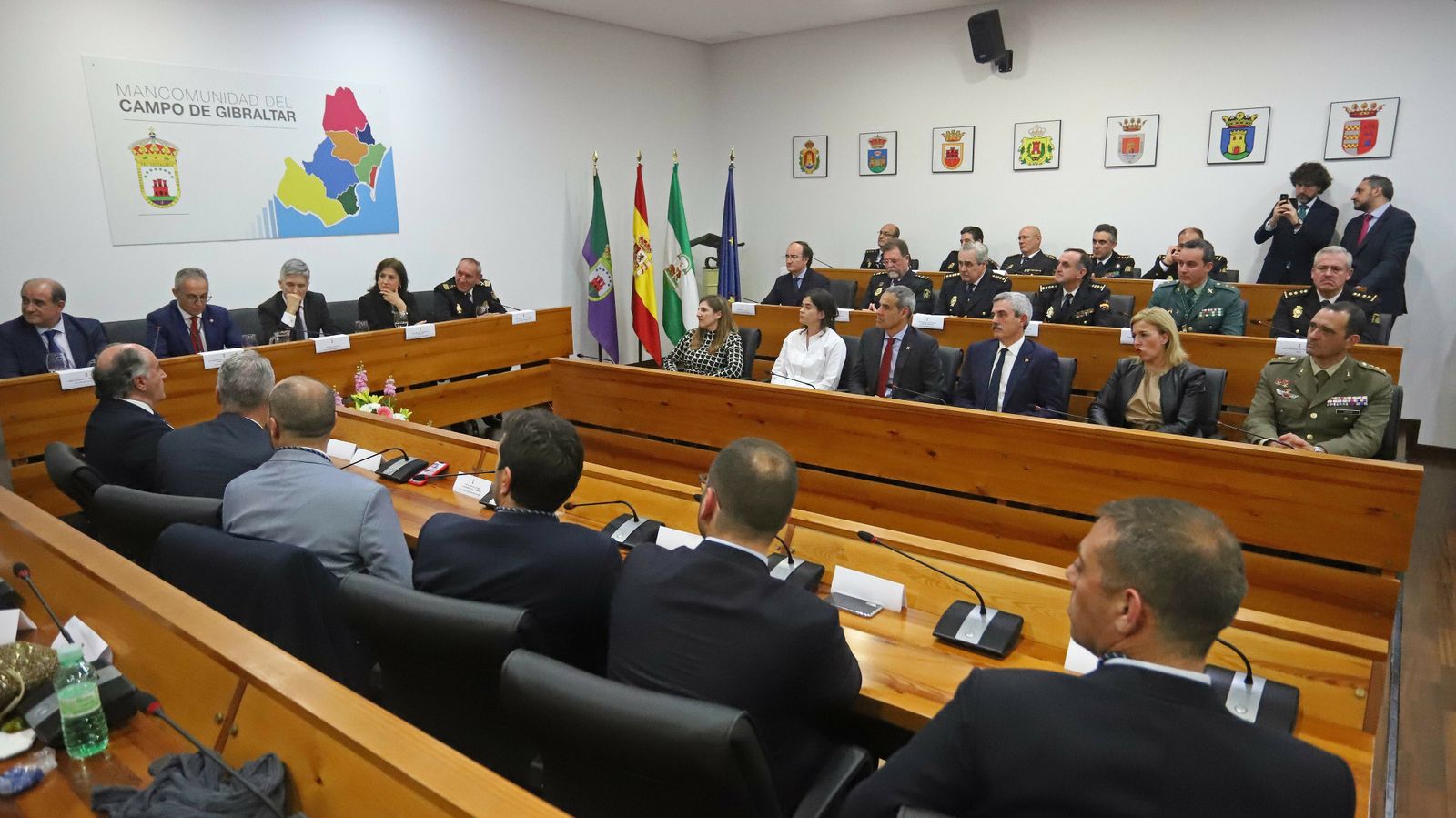 Fotos del acto de entrega de la Medalla de la Mancomunidad a la Policía Nacional