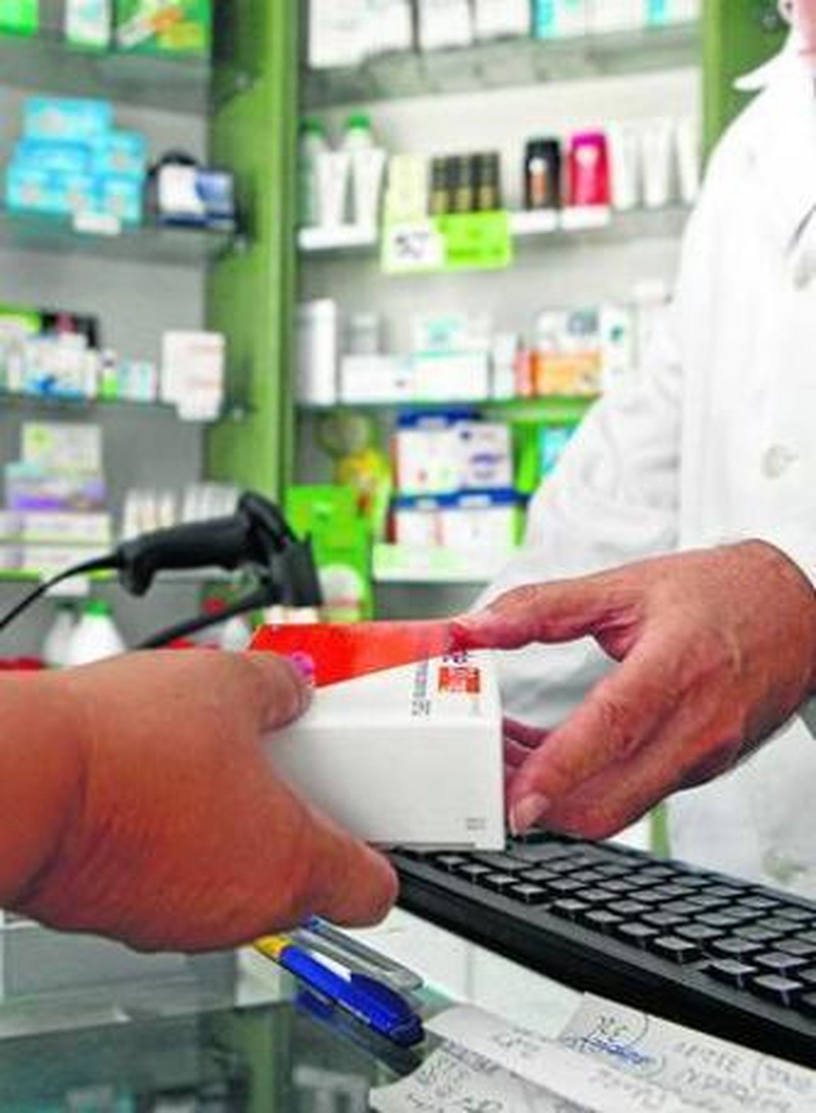 Venta de un medicamento en una farmacia de la capital gaditana.