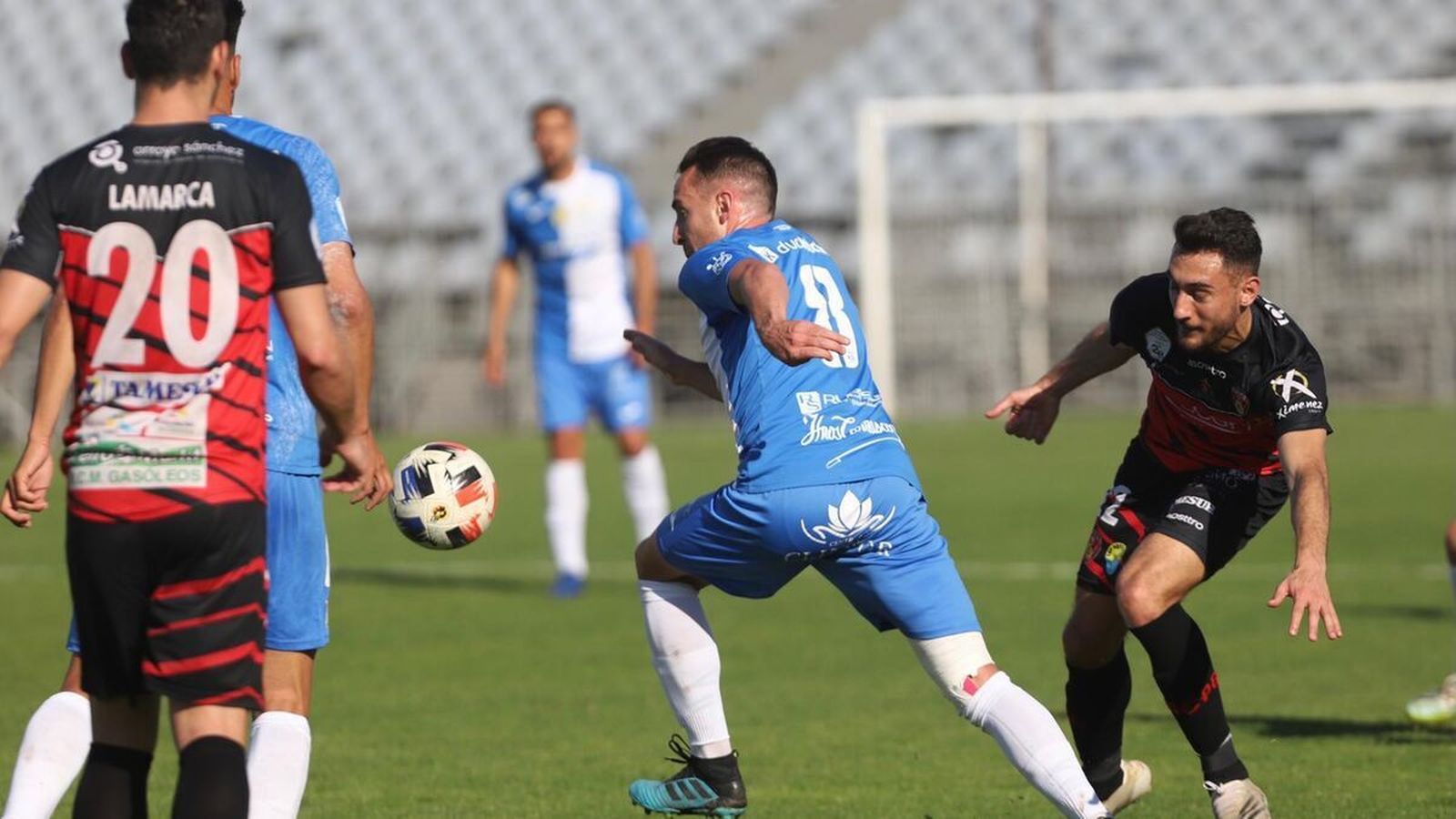 El local Juanca intenta marcharse de la presión de un jugador pontano.