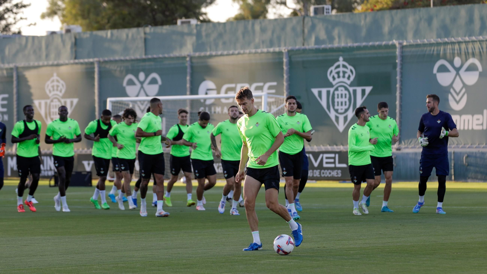 Las fotos del entrenamiento del Betis previo al derbi