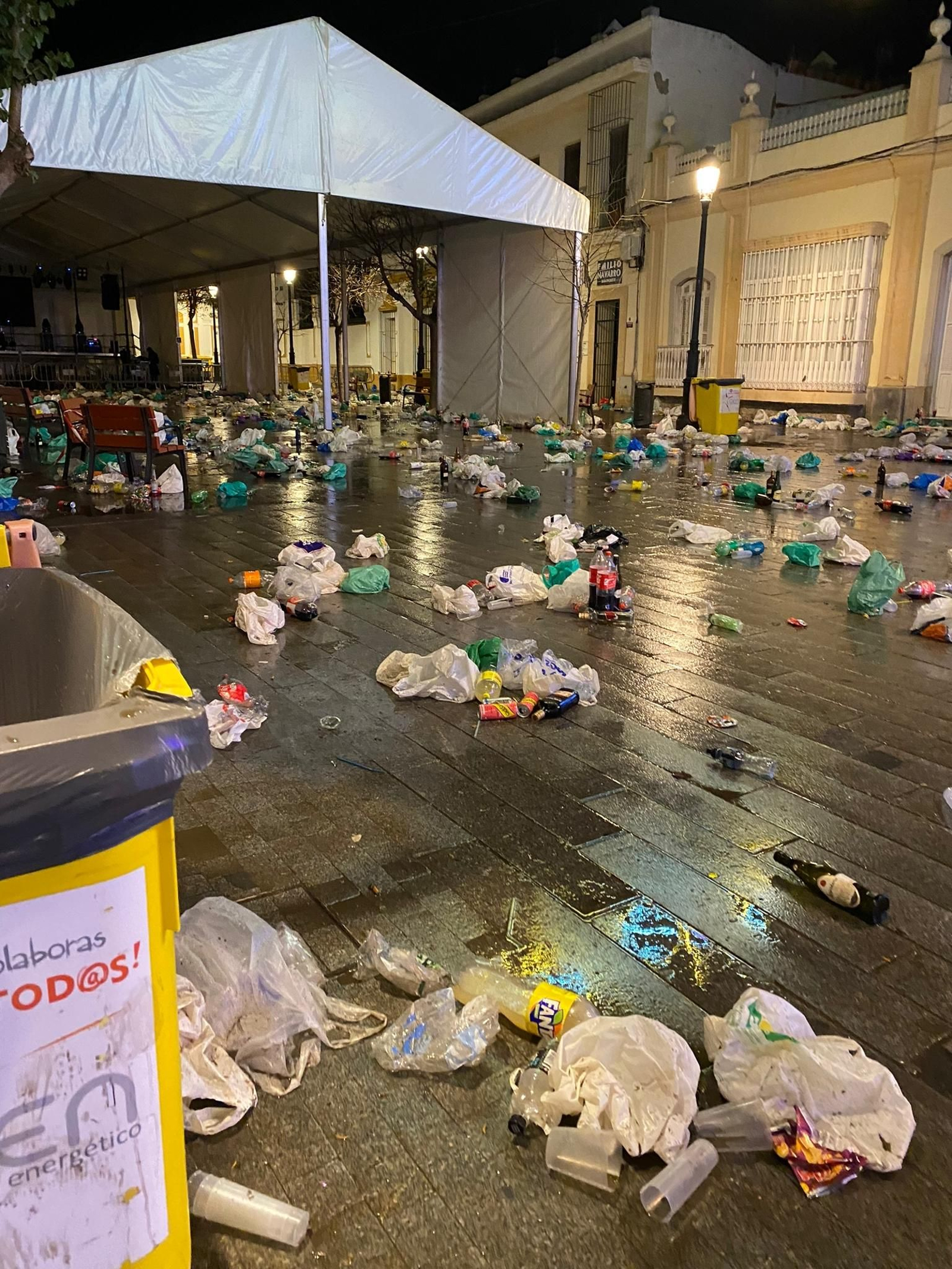 Estado de la Plaza de Jesús tras la fiesta de fin de año