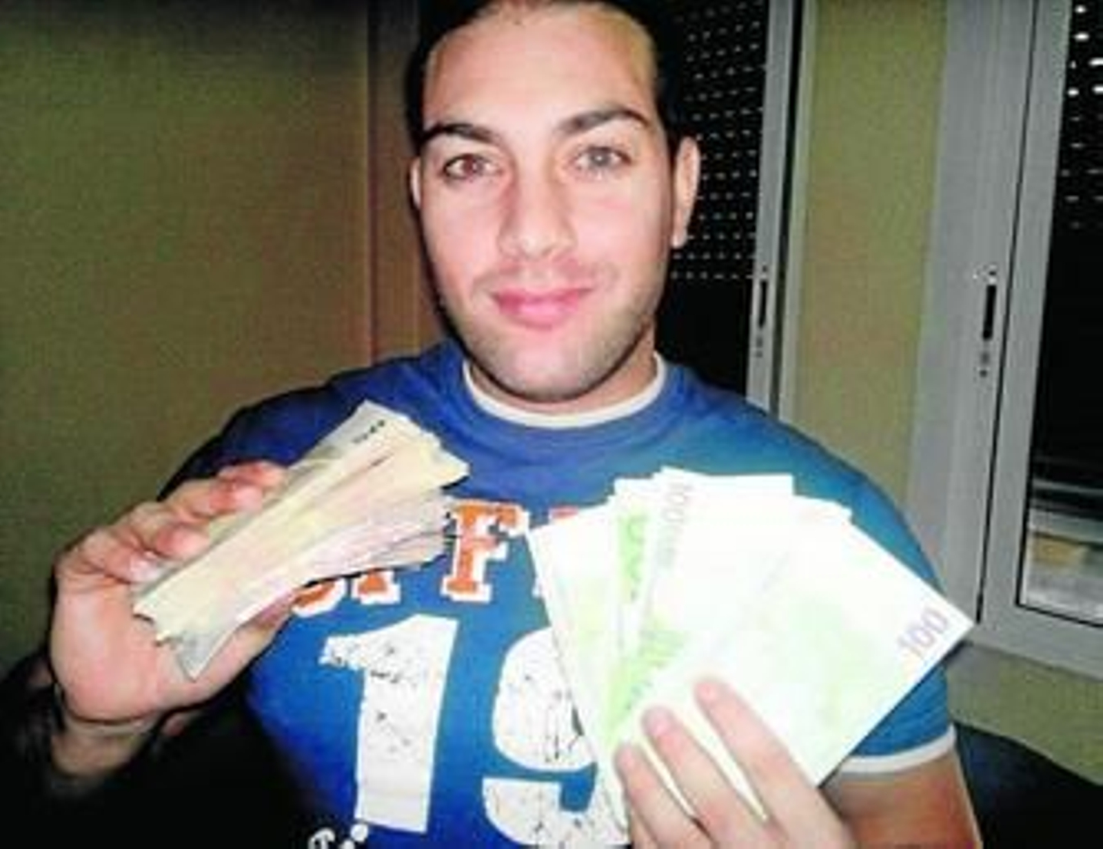 Raúl R.F., en una imagen de una red social, mostrando varios fajos de billetes.