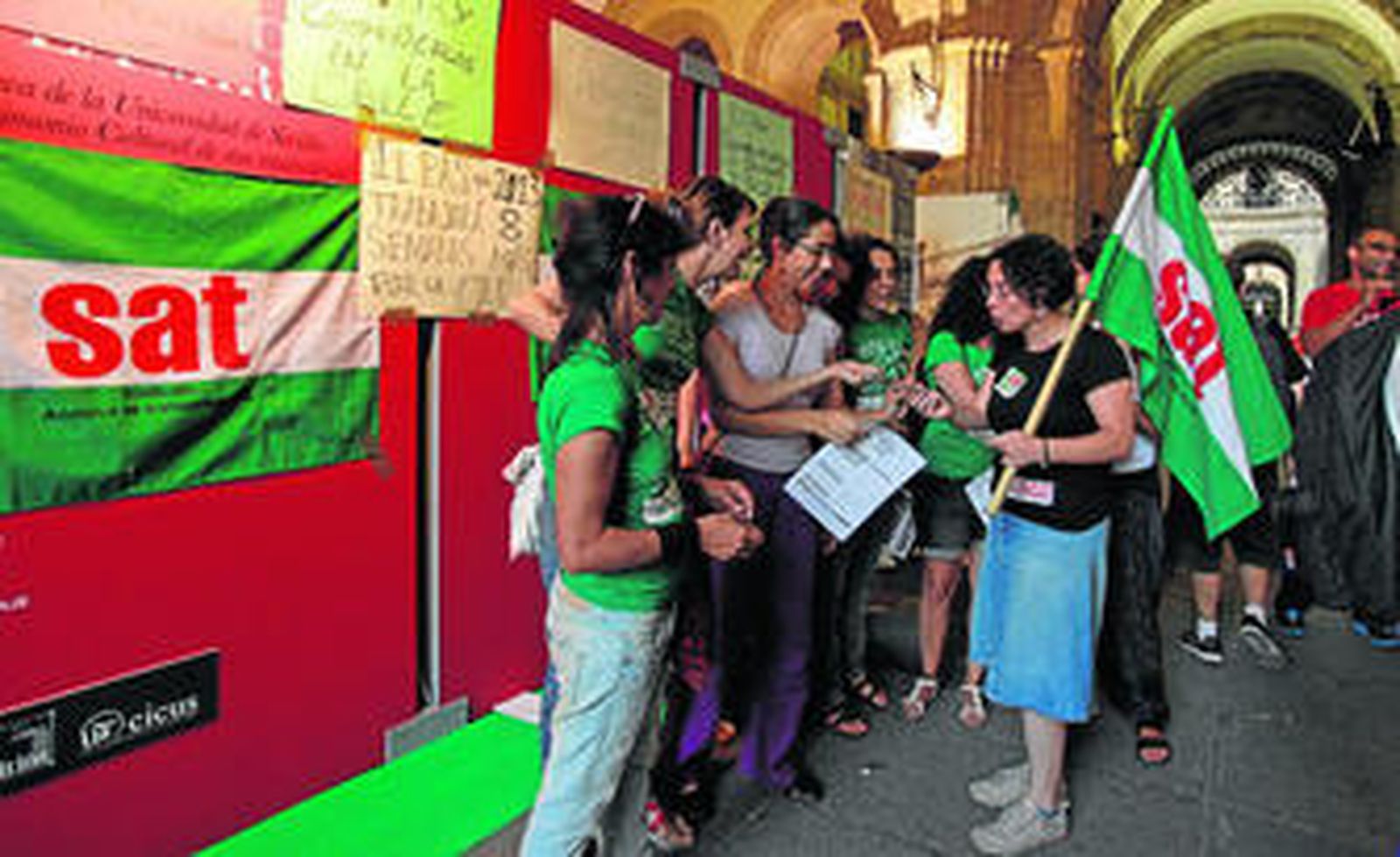 Imagen de la ocupación en la sede del Rectorado de la Hispalense en la tarde de ayer.