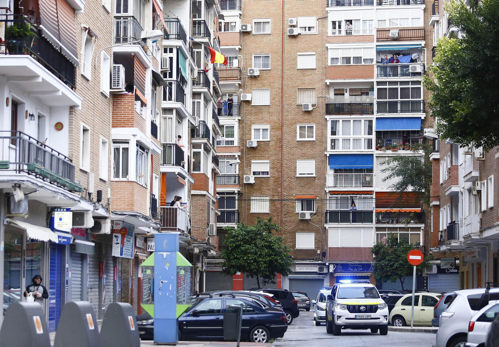Coronavirus: El primer día de aplausos en Málaga en el que el sol aún no ha caído, en fotos