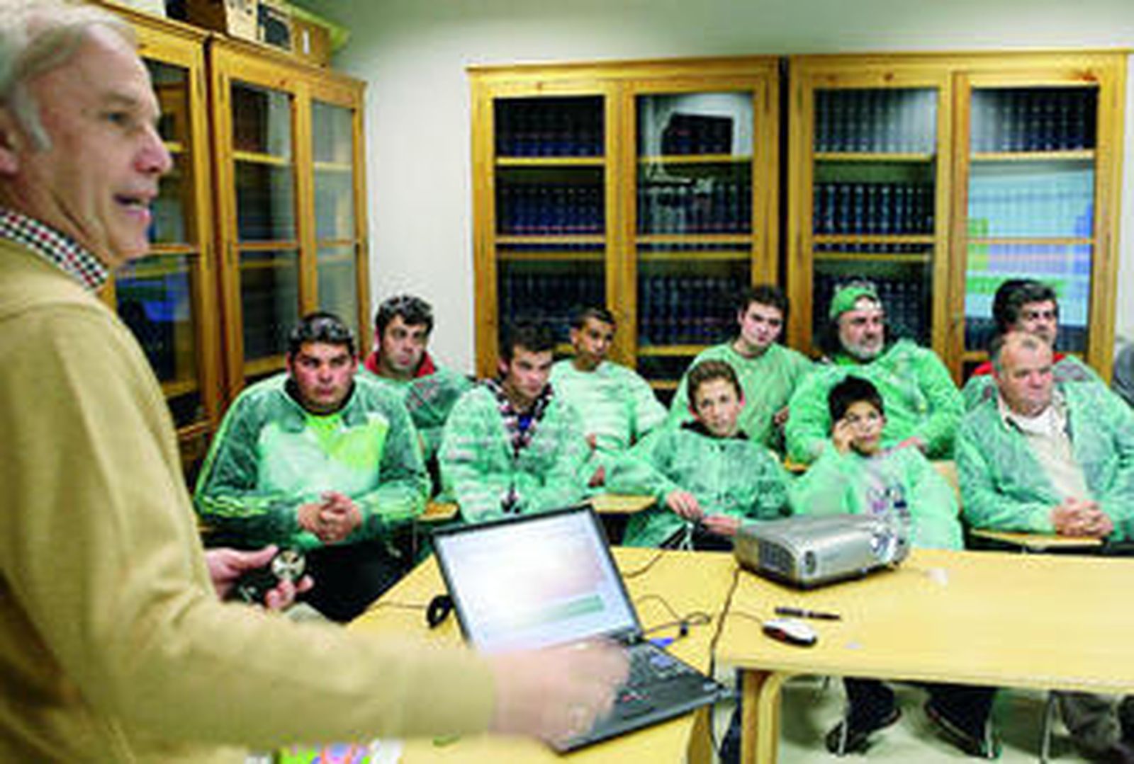 Ernesto Carmona, en la charla al grupo de visitantes del Vacie, con sus batas y gafas protectoras.