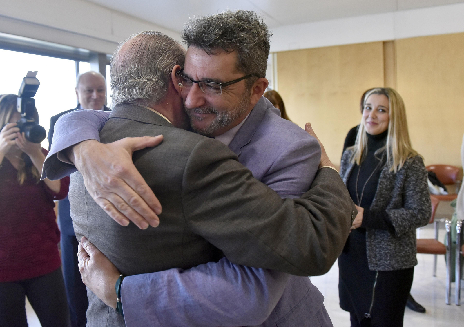 Limones, seguido de Ana Isabel Jiménez, saluda al presidente de la Diputación, en una imagen de archivo.