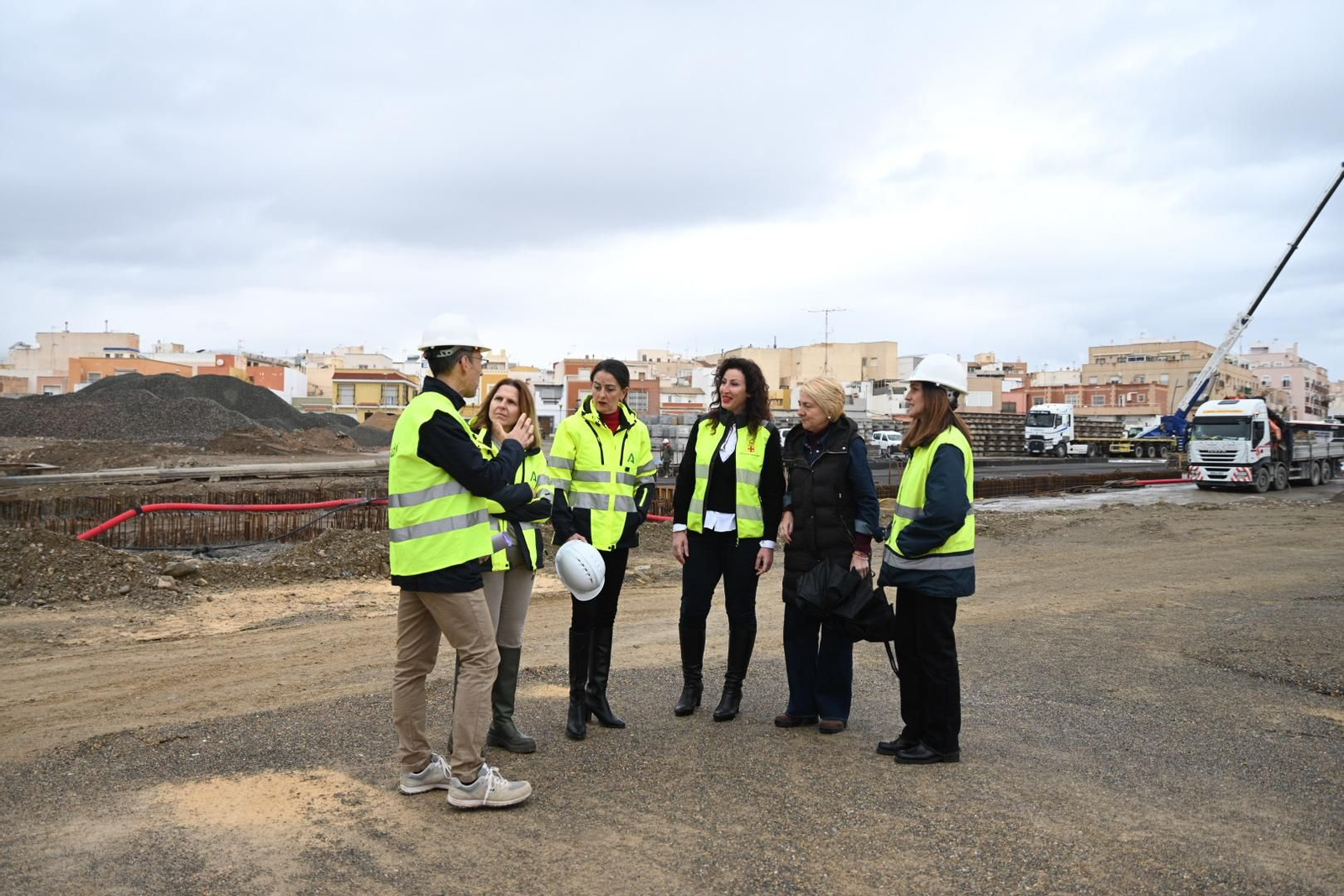 La alcaldesa junto a otros representantes públicos en una visita a las obras