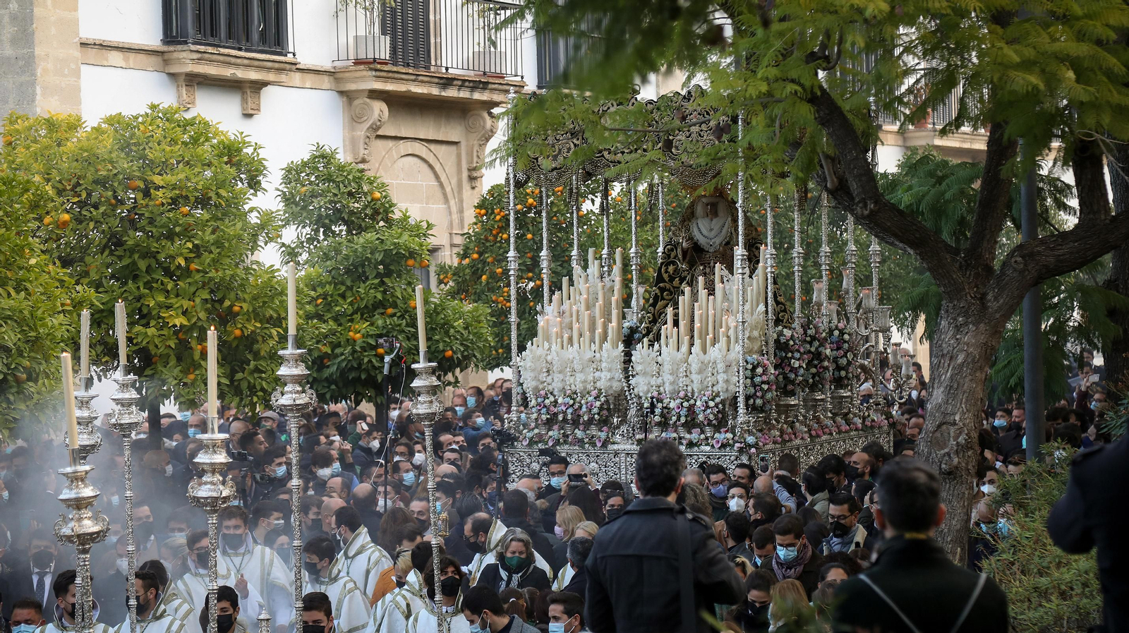 Gran ambiente cofrade en el traslado de la Virgen de la Esperanza a la Catedral