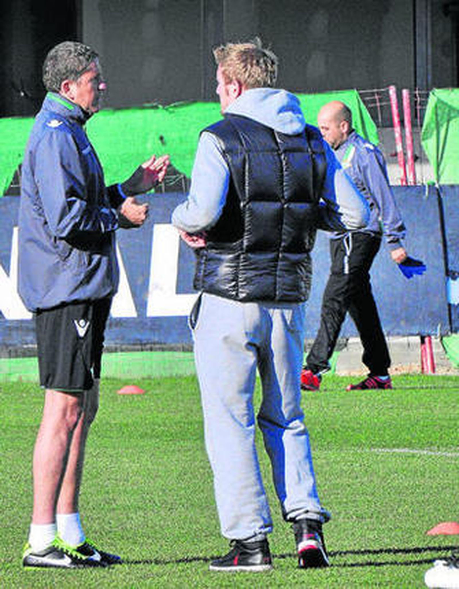 Juan Carlos Garrido dialoga con Perquis en el entrenamiento de ayer.