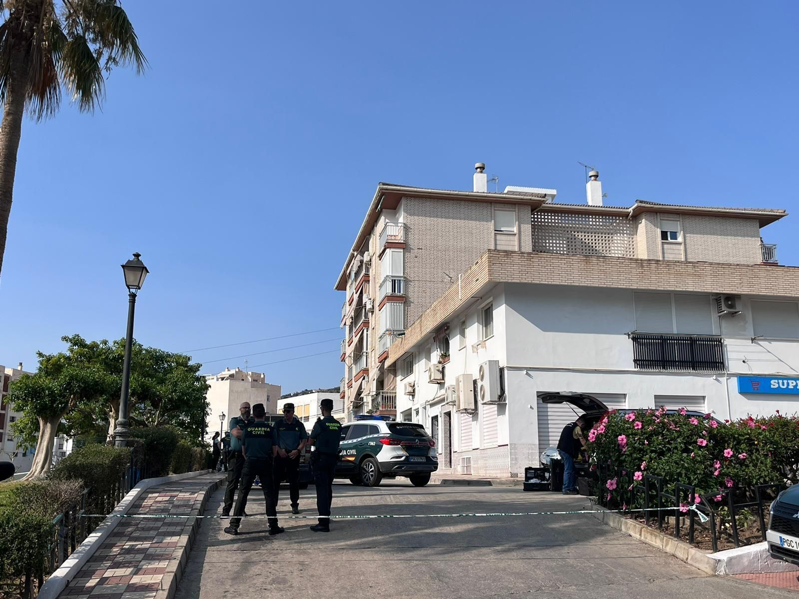 Agentes de la Guardia Civil en el lugar del suceso.