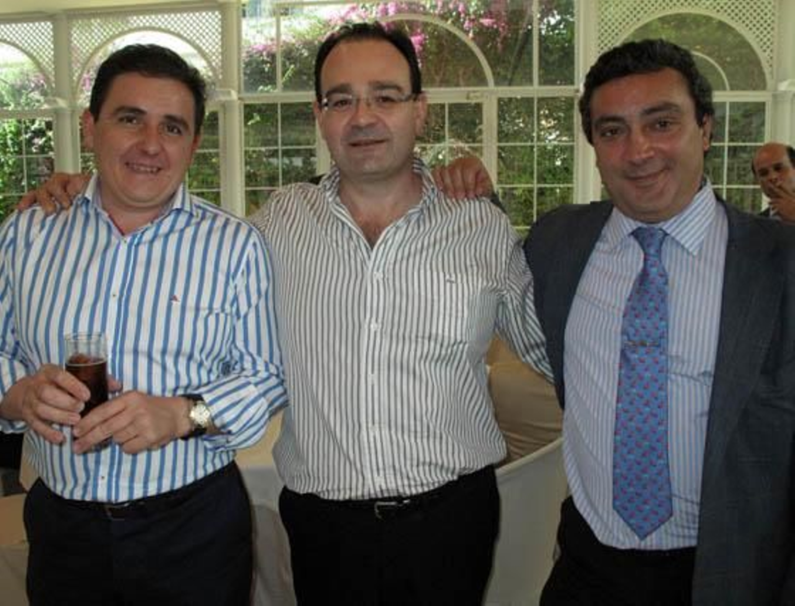 Los propietarios Antonio López Mora (Restaurante La Monumental); PedroFernández (MareaGrande), y Antonio Salas (Sevilla Bahía).

Foto: Victoria Ramírez