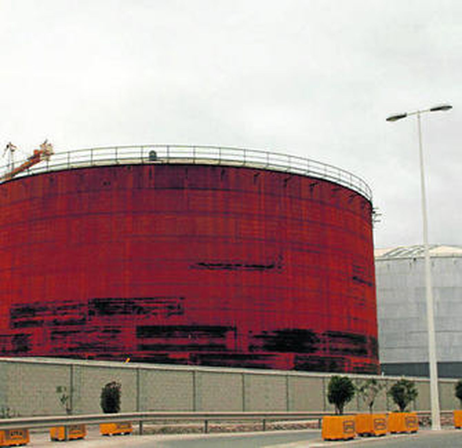 Los nuevos tanques de CLH en el puerto de Algeciras.