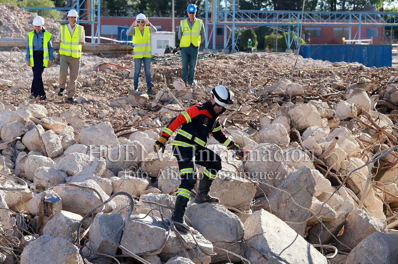 Imágenes del simulacro de los Bomberos de Huelva con la Unidad Canina