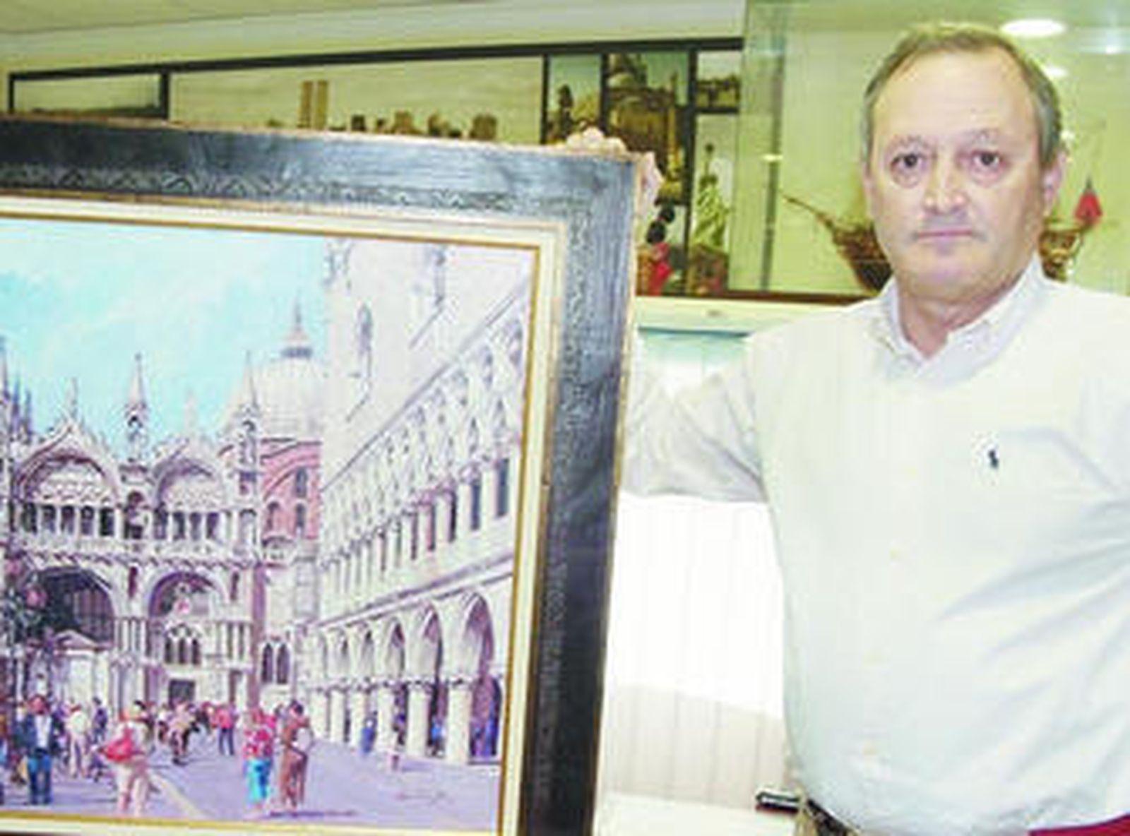 Epifanio Serna con una de las obras que expondrá en la galería de Arte Argar.