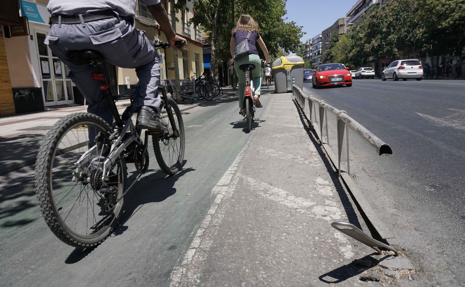 Barandilla metálica rota en el carril bici de la Ronda Histórica.