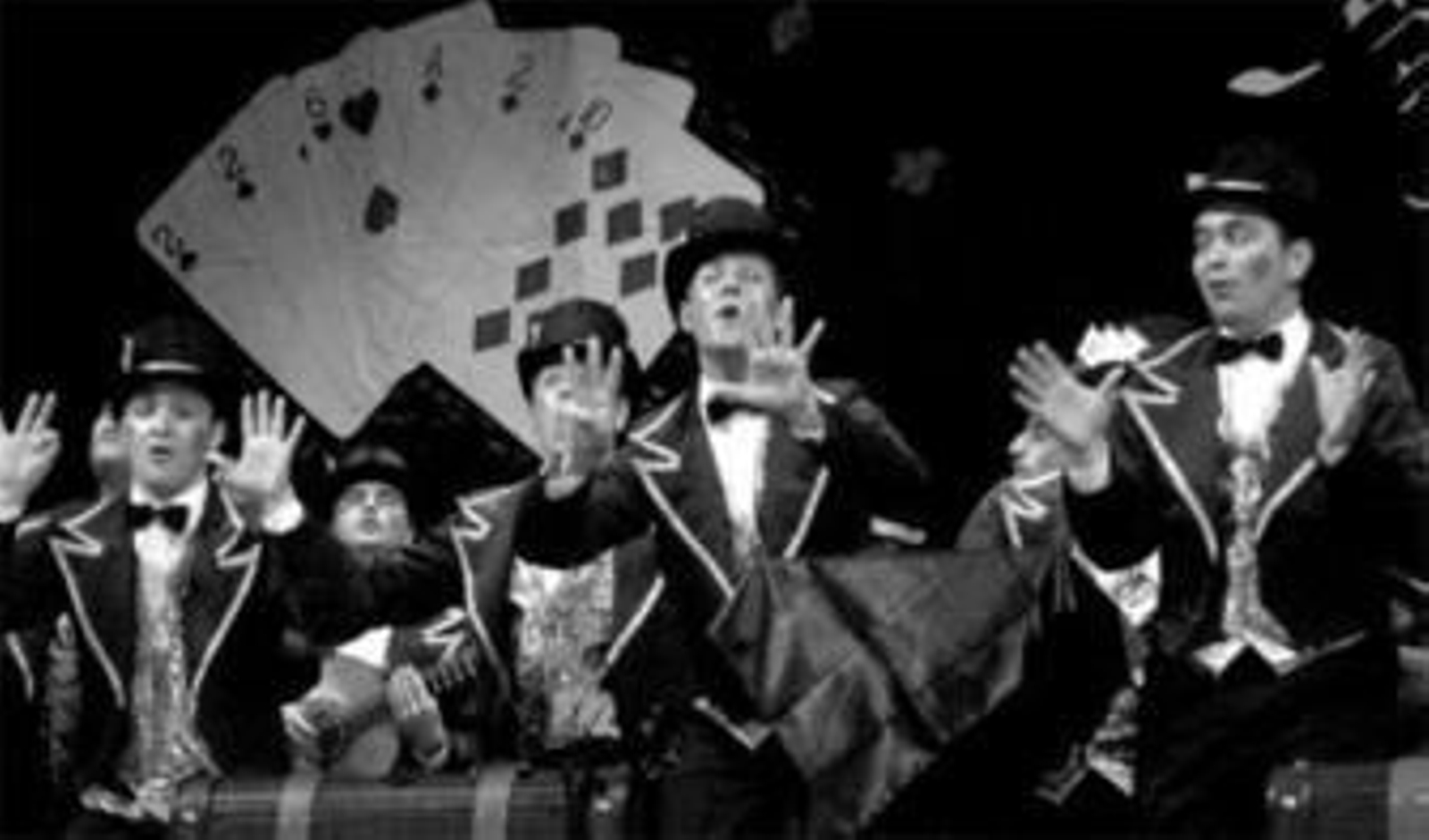 La comparsa 'Por arte de magia', en su actuación de la madrugada del miércoles.