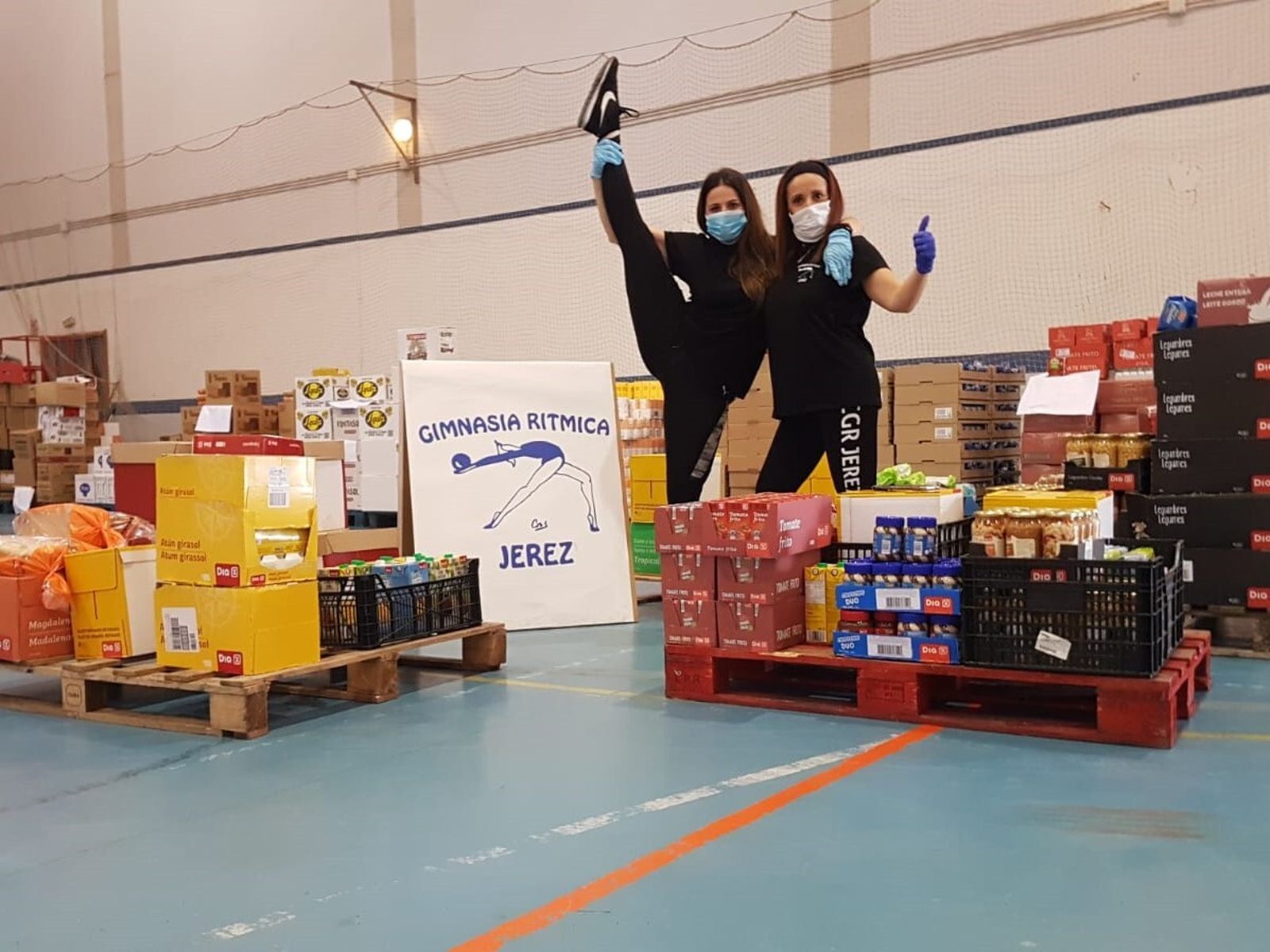 Dos gimnastas del club jerezano, con las aportaciones entregadas.