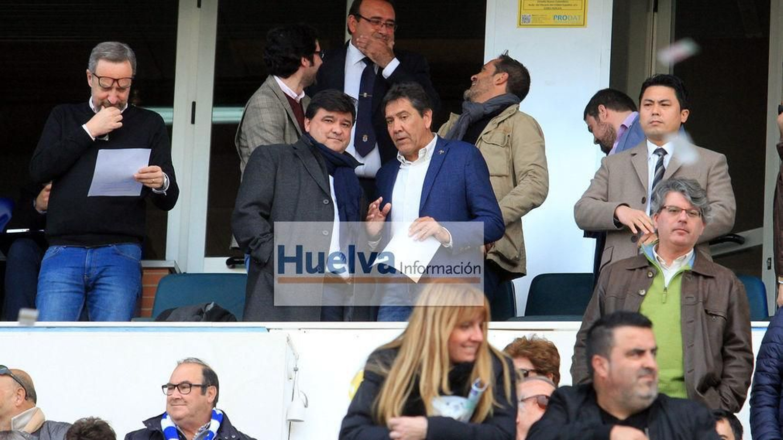 Gabriel Cruz y Manolo Zambrano conversan en el palco del Nuevo Colombino antes de un partido.