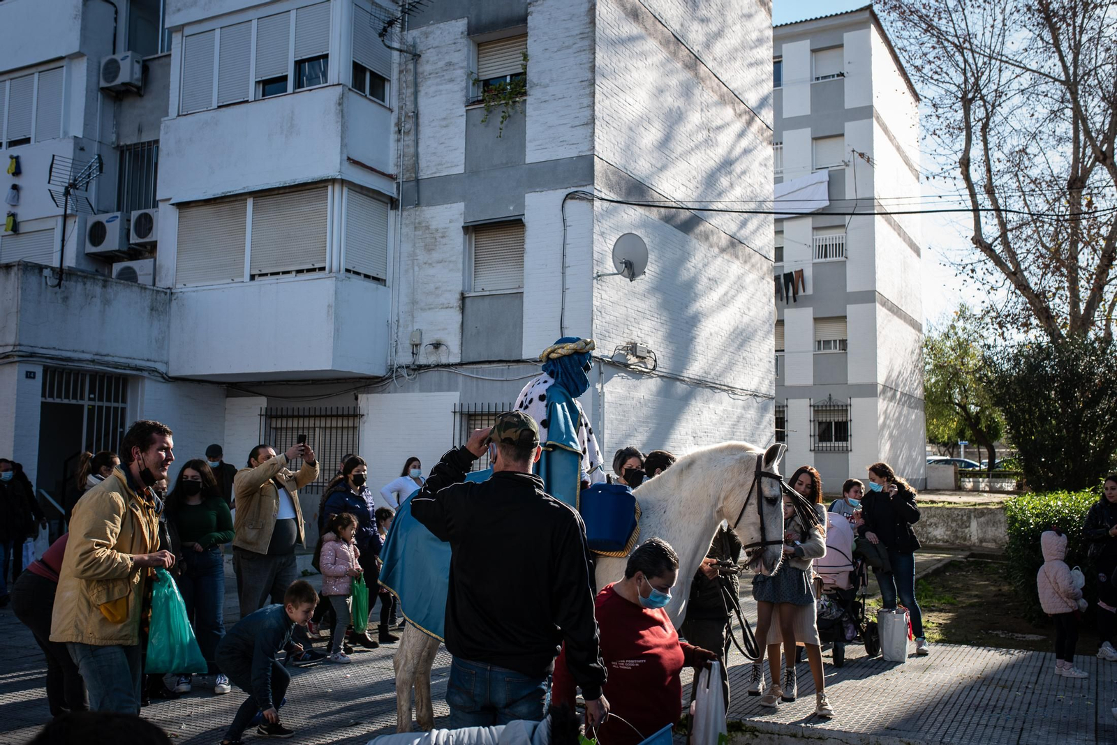 La visita de los Reyes Magos a los barrios de Huelva en imágenes