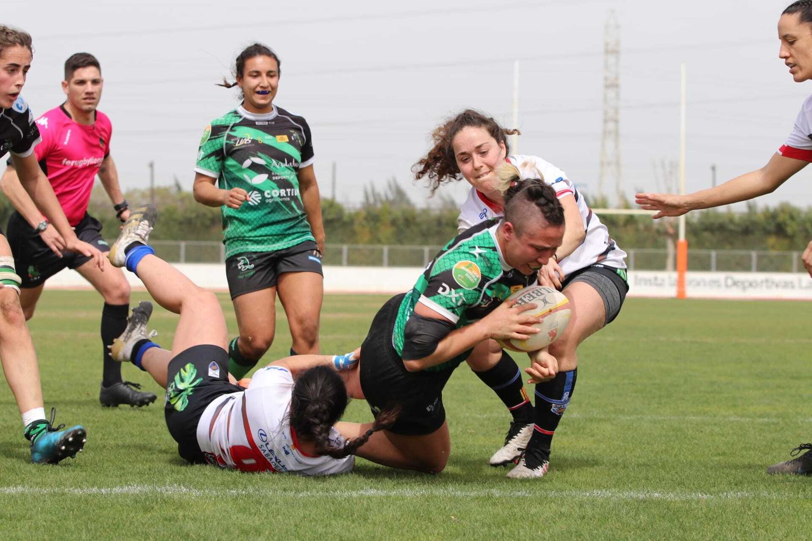 Una jugadora del Corteva Cocos trata de conseguir un ensayo.