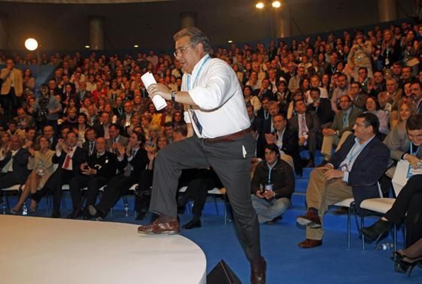El candidato del PP a la Alcaldía en Sevilla, Juan Ignacio Zoido, antes de iniciar su discurso.

Foto: Antonio Pizarro