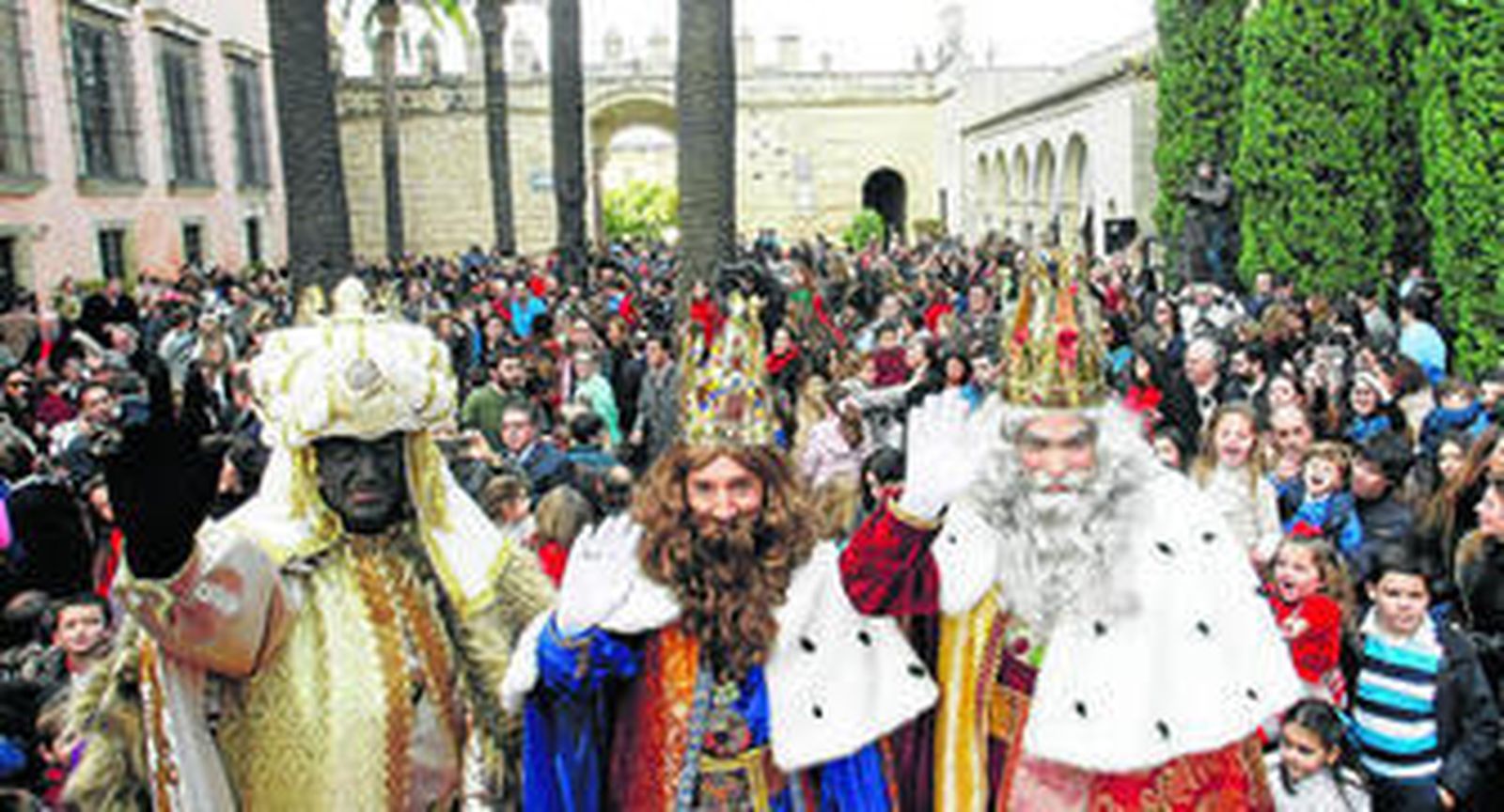 Melchor, Gaspar y Baltasar ayer en el patio del Alcázar, rodeados de público, tras la coronación.
