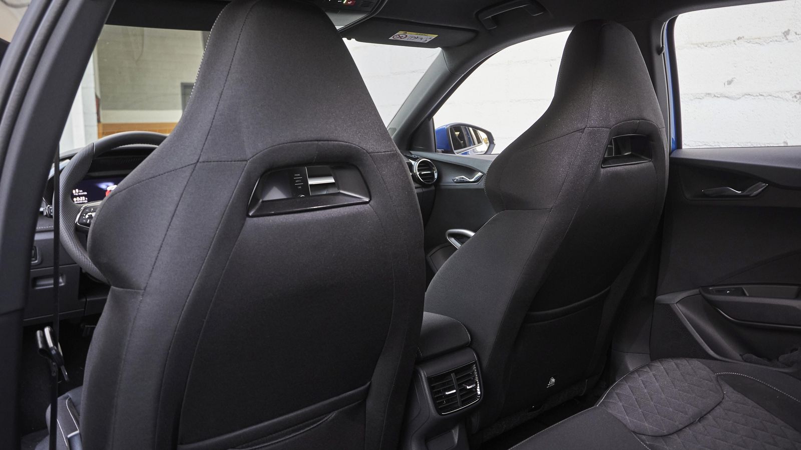 Como en todo Skoda no faltan detalles funcionales, como los dobles bolsillos posteriores, el paraguas en la puerta, el rascador en la tapa del depósito...