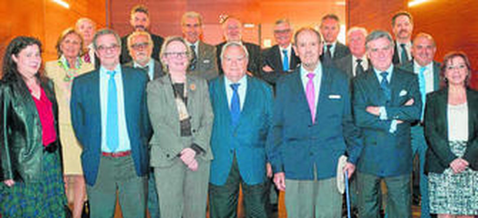 Primera fila de izda. a dcha: Rosalía Martín González de Haro, César Alierta, Rosalía González de Haro, Luis Ángel de la Viuda, Eugenio Fontán, Ramón López Vilas y Marisa Navas. Segunda fila de izda. a dcha: Elisa Lassala, Teodoro González Ballesteros, Manuel Fernández-Monzón Altolaguirre y Gonzalo Hinojosa. Tercera fila de izda. a dcha: Antonio López, Víctor Martín González de Haro, Fernando Suárez, Fernando González Urbaneja, Eduardo Torres-Dulce, José Joly y Bieito Rubido.