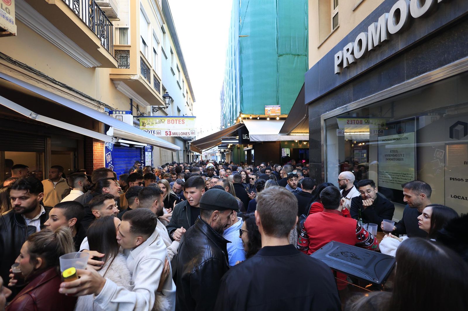 La Línea explota de gente en la tardebuena más animada, en imágenes