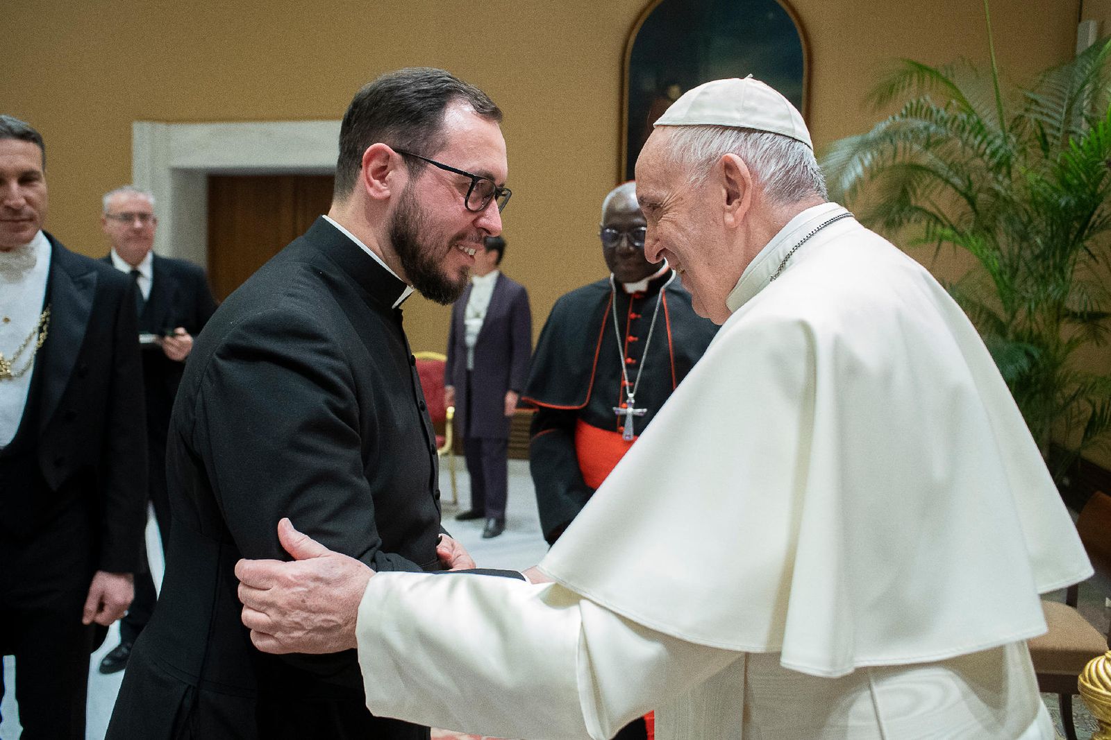 El sacerdote Salvador Aguilera López saludando al Papa Francisco.