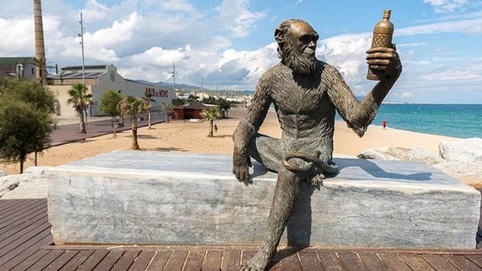 La estatua del mono ante su nave en Badalona