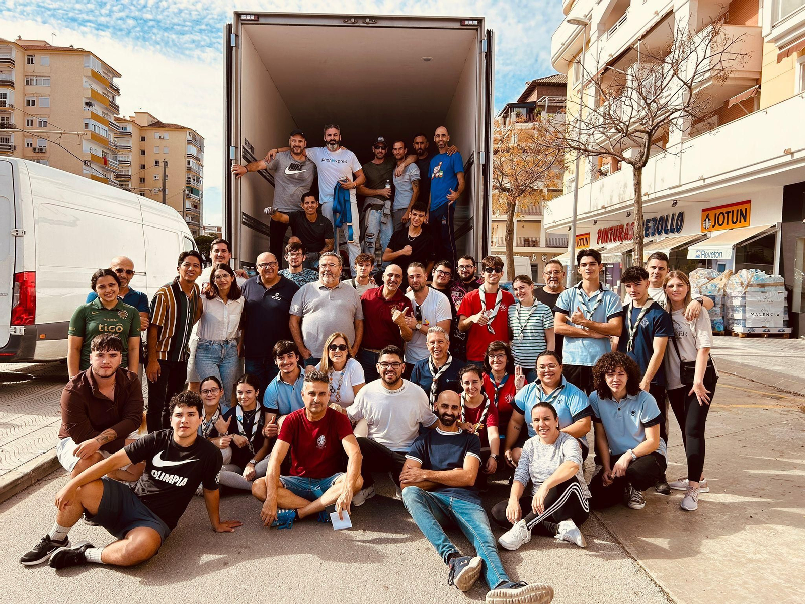 Voluntarios de Cristianos de la Axarquía ayudan a las víctimas de la DANA Voluntarios de Cristianos de la Axarquía ayudan a las víctimas de la DANA