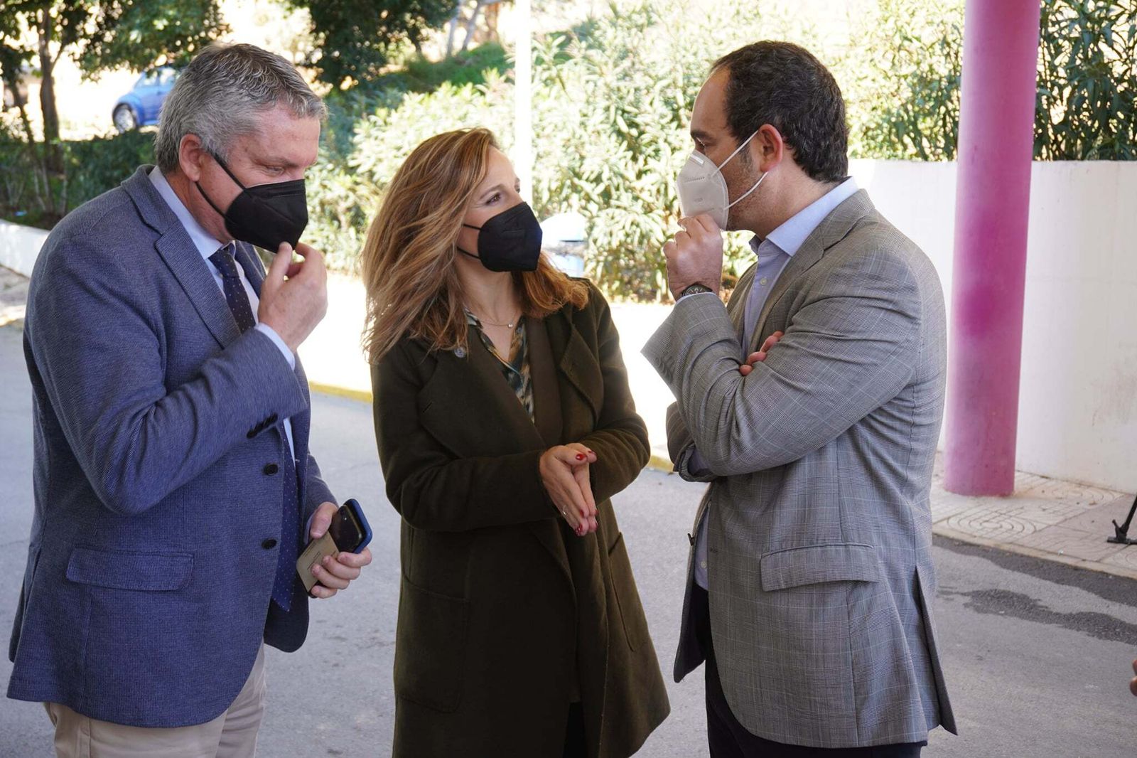 El alcalde de Carboneras junto al delegado de Salud y la delegada del Gobierno andaluz.